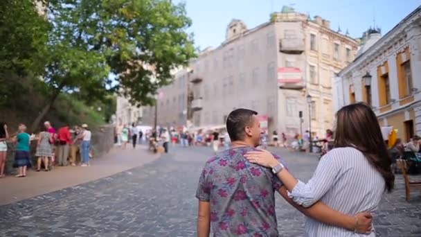 Pareja caminando en la calle del pavimento — Vídeos de Stock