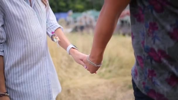 Пара ходить держась за руки на заднем плане — стоковое видео