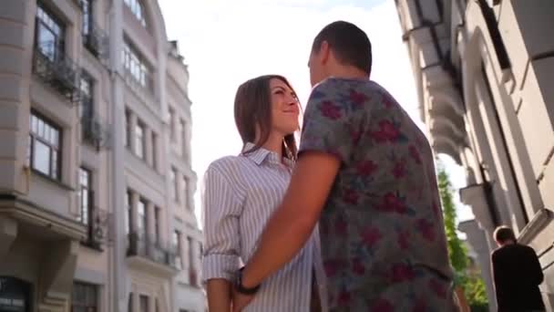 Pareja abrazando en los edificios de la ciudad fondo — Vídeo de stock