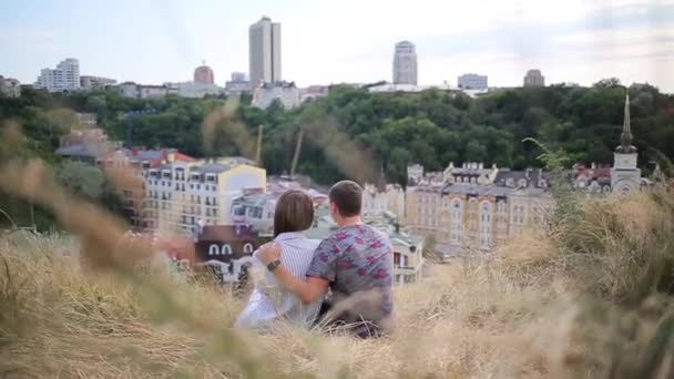 Paar omarmen op de achtergrond van de stad — Stockvideo