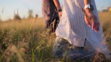 Kız çim sahası yürüyüş