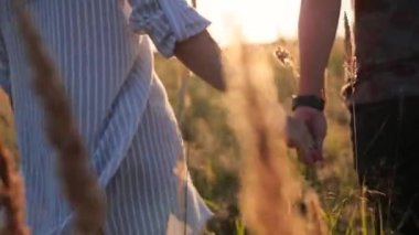 Güneş ışınları çim alanına yürüme Çift