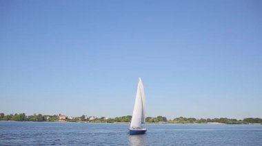 Nehri üzerinde tekne yüzen