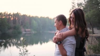 ormandaki Nehri yakınında kucaklayan Çift