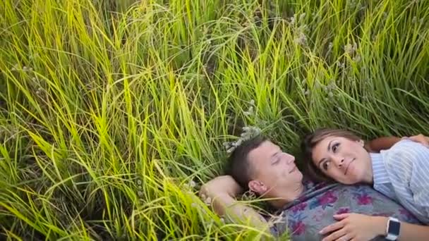 Couple couché dans l'herbe — Video