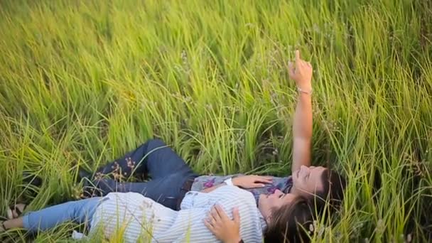 Couple lying in the grass and smiling — Stock Video