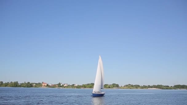 Barco flutua no rio — Vídeo de Stock