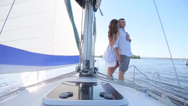 Coppia in piedi su uno yacht — Video Stock