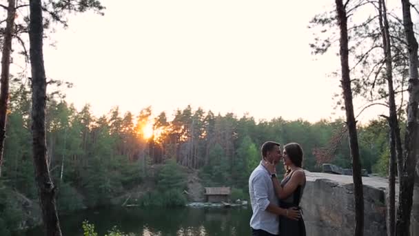 Casal de pé perto de um rio na floresta — Vídeo de Stock