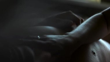 Kız yatakta bir adam okşayarak