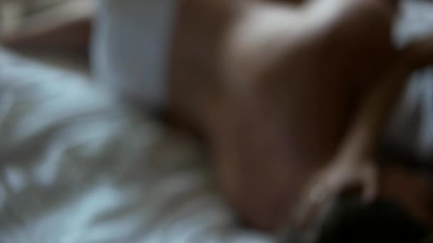 Пара в нижній білизні цілується на ліжку — стокове відео