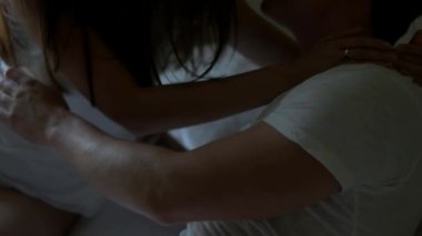 Çift yatakta öpüşme iç çamaşırı