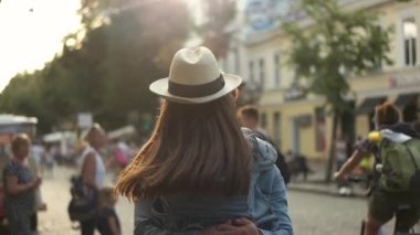 şehirde dönen kadın adam