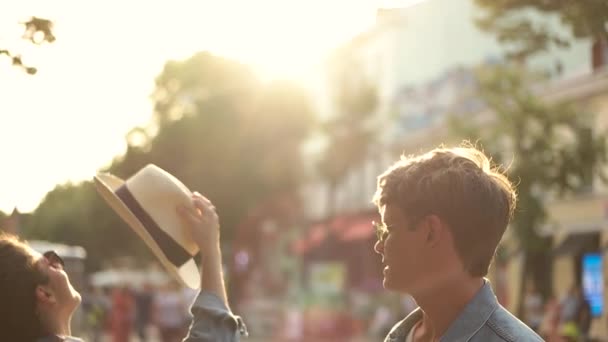 Lachen paar wandelen in de stad — Stockvideo