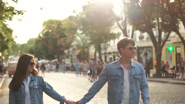 Пара в джинсовой рубашке прогуливаясь по городу — стоковое видео
