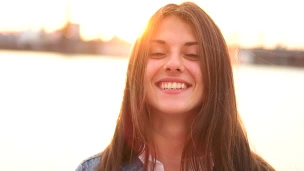 Chica sonriendo en el paseo marítimo de la ciudad — Vídeos de Stock