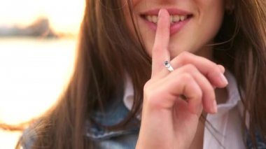 kız dudak için parmağını koyar