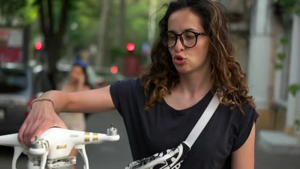 Дівчина тримає білий квадрокоптер — стокове відео