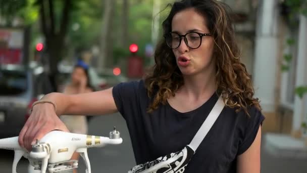 Girl holding a white quadrocopter — Stock Video