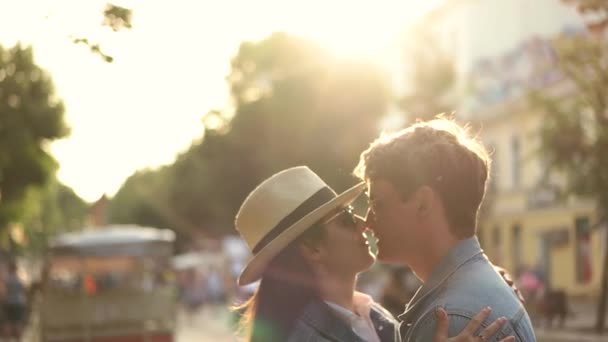 Couple kissing in the sun in the city — Stock Video