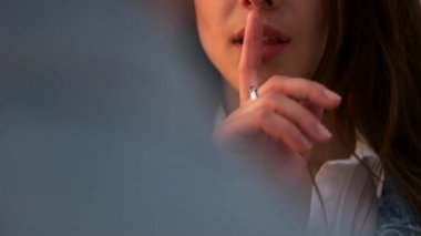 kız dudak için parmağını koyar