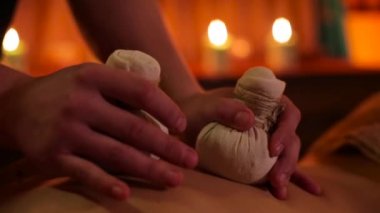 Masaj bitkisel çanta ile yakın çekim