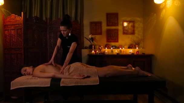 Massagem nas costas para uma mulher — Vídeo de Stock