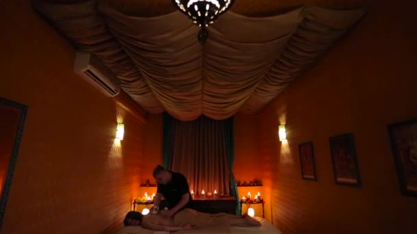 Massage mit Kräutertüten für Mädchen — Stockvideo