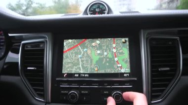 adam bir gps navigator arabada kullanır.