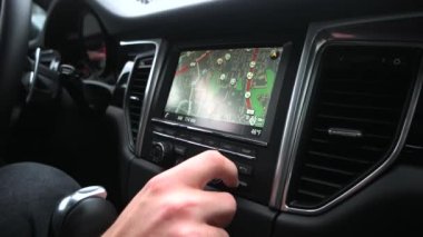 adam bir navigator arabada kullanır.