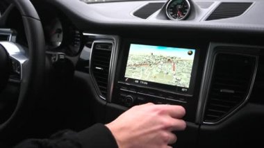 adam bir gps navigator arabada kullanır.