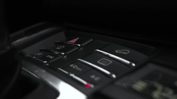 Ο άνθρωπος πιέζει ένα κουμπί στο αυτοκίνητο — Αρχείο Βίντεο