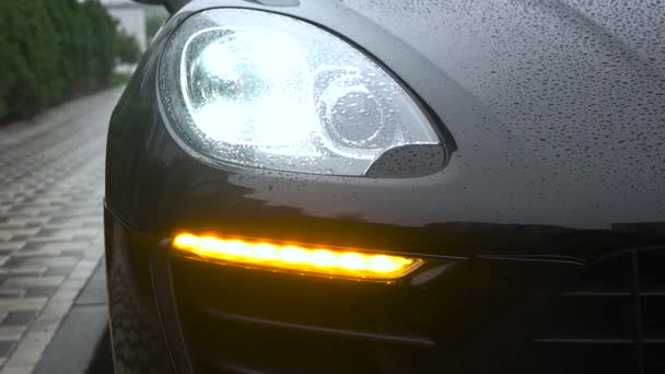 Reflektorów samochodu miga w deszczu — Wideo stockowe