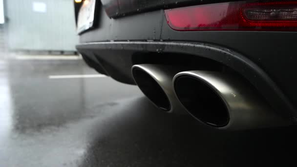 Хромированная выхлопная труба автомобиля — стоковое видео