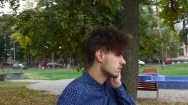 sokakta telefonda konuşan adam