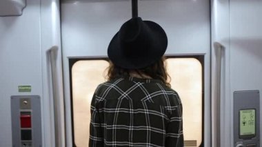 Tren çıkış için hazırlayın kız