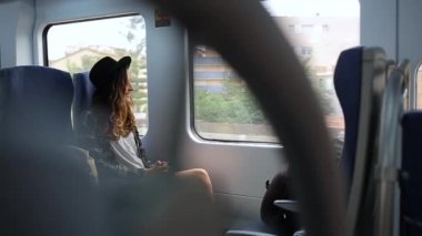 Kız şehirde bir elektrikli tren sürmek.