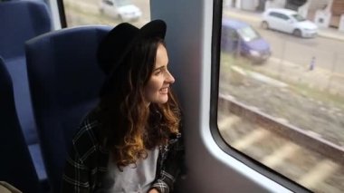 bir demiryolu Tren kız bakar