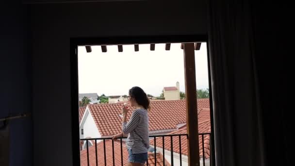 Ragazza in piedi sul balcone — Video Stock