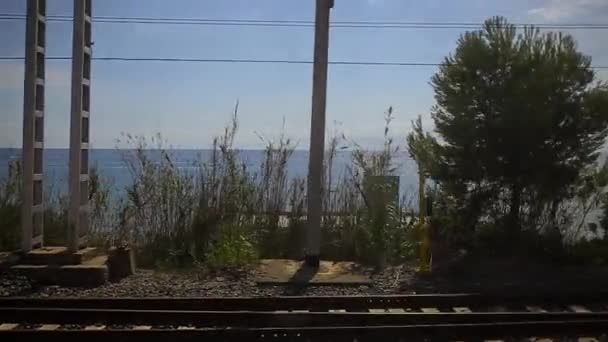 Vista al mar y a los rieles del tren — Vídeo de stock