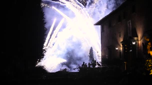 A régi ház közelében gyönyörű tűzijáték — Stock videók