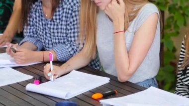 Girls çalışmada nişanlandık