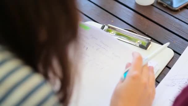 femme prenant des notes gros plan 