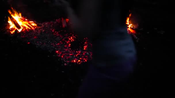 Люди біжать босоніж під вогнем — стокове відео