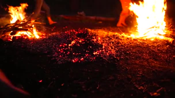 Mensen lopen blootsvoets in brand — Stockvideo