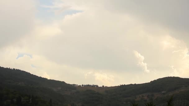 雨和云在托斯卡纳游戏中时光倒流 — 图库视频影像