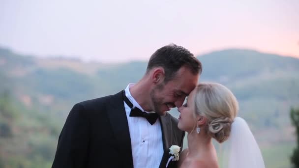 Novomanželé s úsměvem a líbání zblízka — Stock video