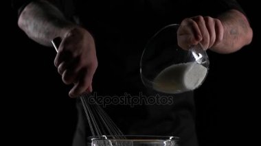 Şef yumurtaları şeker ile karışımları.