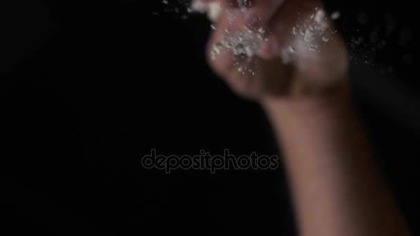 Mąki, posypane ręce zbliżenie — Wideo stockowe