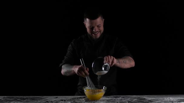 Chef mescola le uova con lo zucchero fondo nero — Video Stock